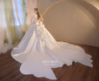 Abito da sposa di raso cristallino con scollo a V, gonna a palloncino, fiocco posteriore oversize e strascico a cattedrale