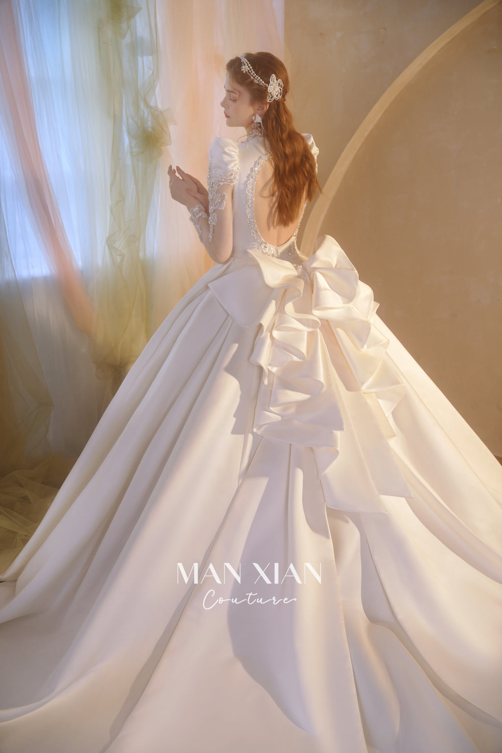 Abito da sposa di raso cristallino con scollo a V, gonna a palloncino, fiocco posteriore oversize e strascico a cattedrale