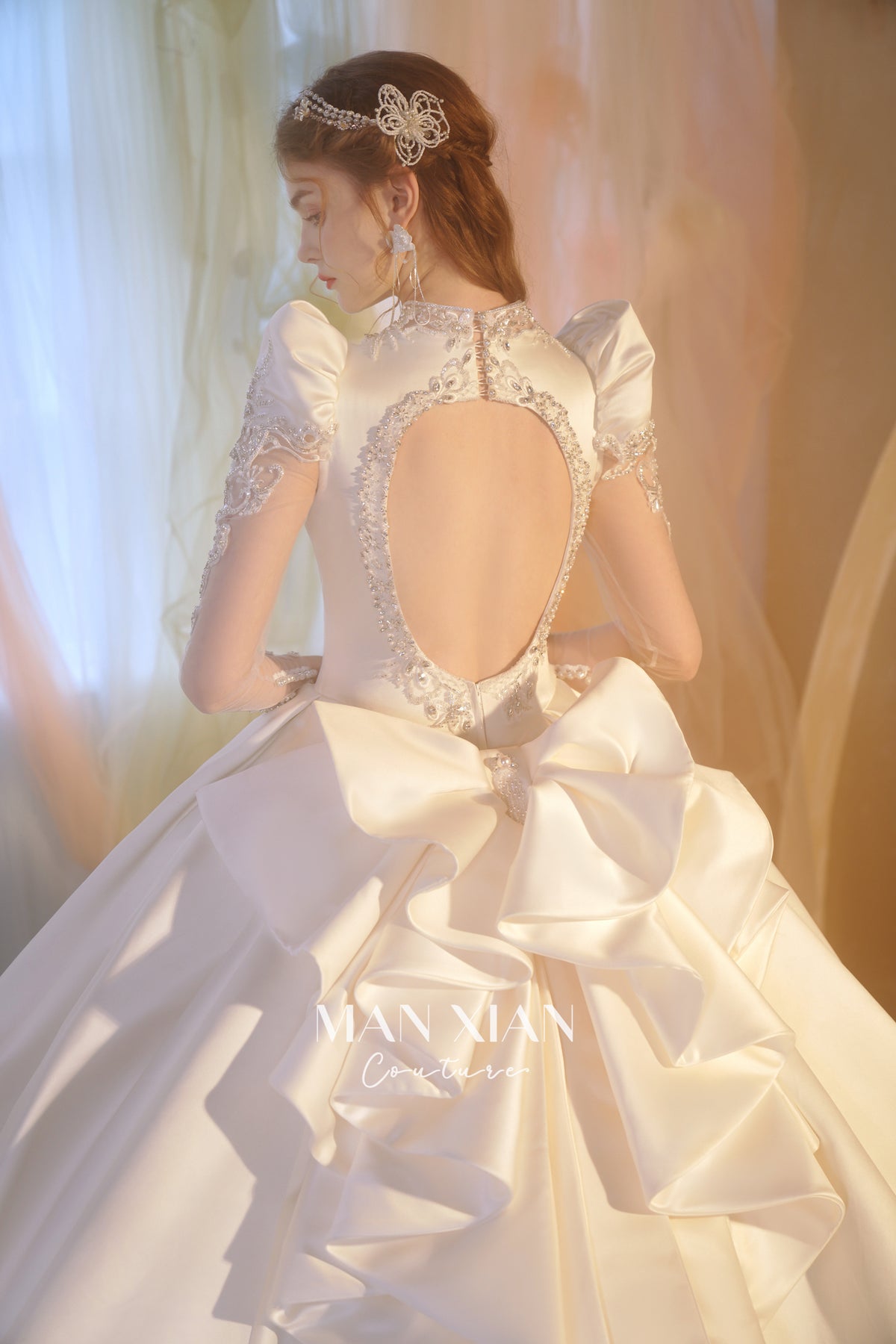 Abito da sposa in raso con scollo a V, gonna ampia, fiocco grande e strascico a cattedrale Regal