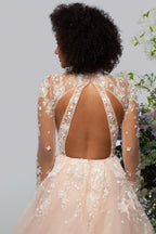 Vestido de novia elegante de cuello alto con encaje y mangas largas