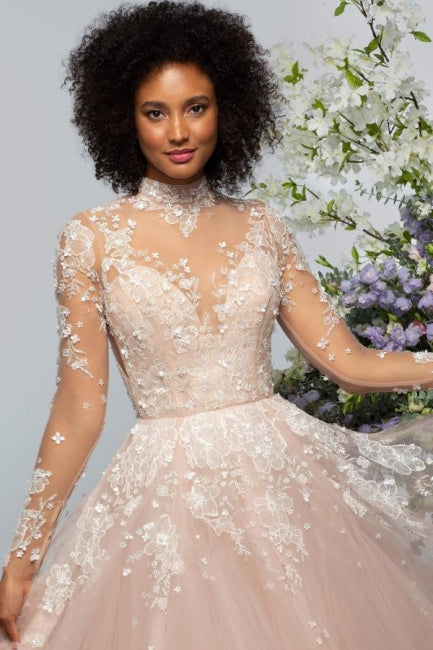 Vestido de novia elegante de cuello alto con encaje y mangas largas