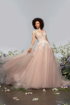 Vestido de novia elegante de cuello alto con encaje y mangas largas