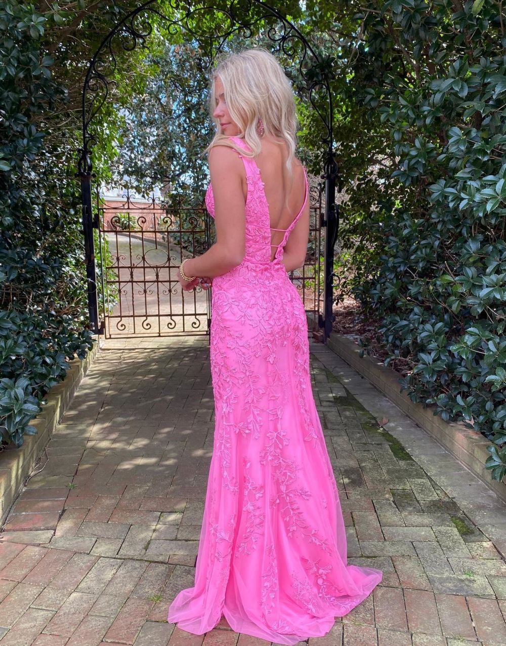 Vestido de Baile com Decote em V Profundo, Renda e Cor Rosa Choque Sereia
