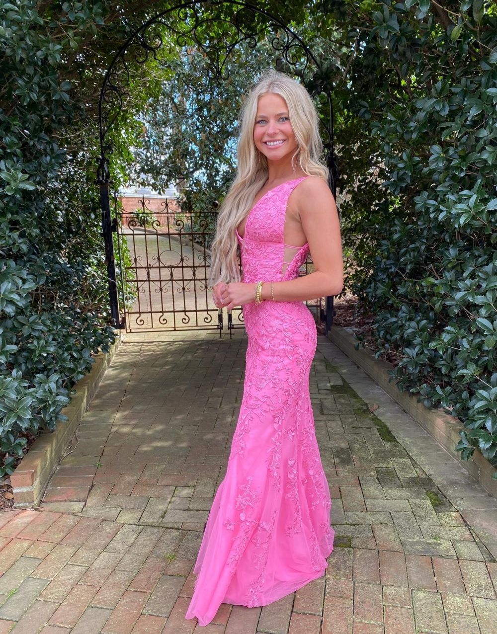 Vestido de Baile com Decote em V Profundo, Renda e Cor Rosa Choque Sereia