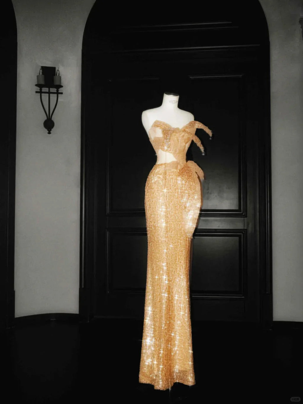 Vestido largo de noche sirena sin tirantes con lentejuelas doradas brillantes Y8656