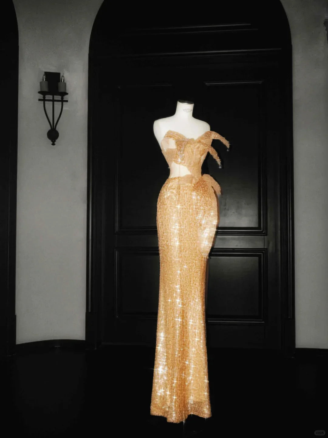 Vestido largo de noche sirena sin tirantes con lentejuelas doradas brillantes Y8656