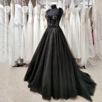 Abito da sposa nero con corpetto a cuore in tulle pizzo glitter e gonna ampia