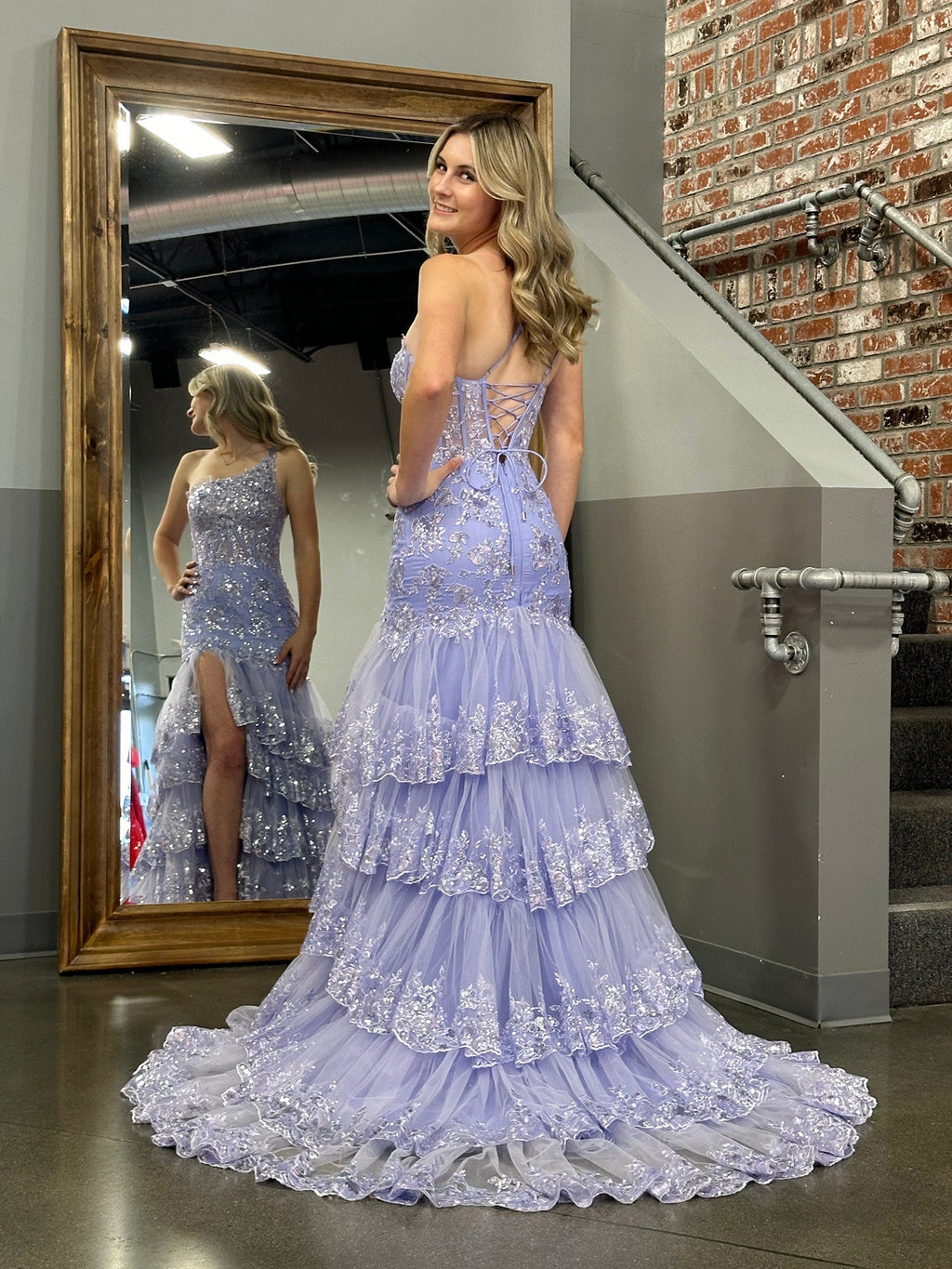 Roycebridal Andrea | Abito lungo da cerimonia in pizzo a balze con una spalla sola e taglio aderente