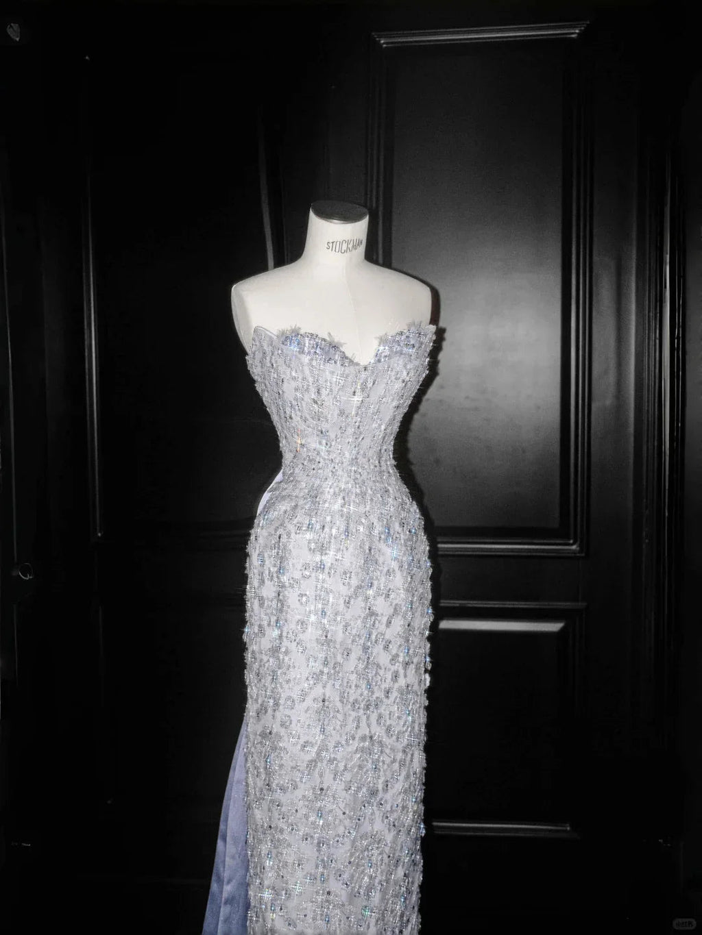Vestido largo de fiesta y de noche azul deslumbrante sin tirantes con lentejuelas y cuentas Y8654