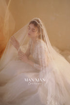 Abito da sposa etereo in tulle cristallino con scollo a V, maniche lunghe e strascico a cattedrale