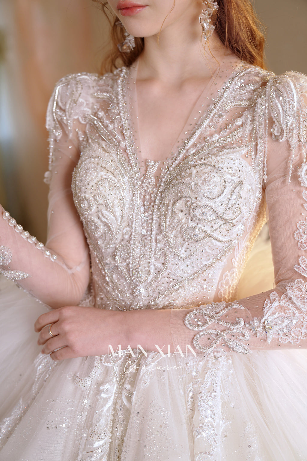 Abito da sposa etereo in tulle cristallino con scollo a V, maniche lunghe e strascico a cattedrale