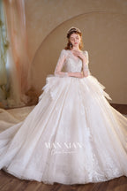 Abito da sposa etereo in tulle cristallino con scollo a V, maniche lunghe e strascico a cattedrale
