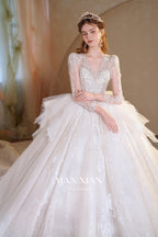 Abito da sposa etereo in tulle cristallino con scollo a V, maniche lunghe e strascico a cattedrale