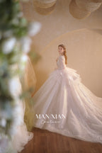 Abito da sposa etereo in tulle cristallino con scollo a V, maniche lunghe e strascico a cattedrale