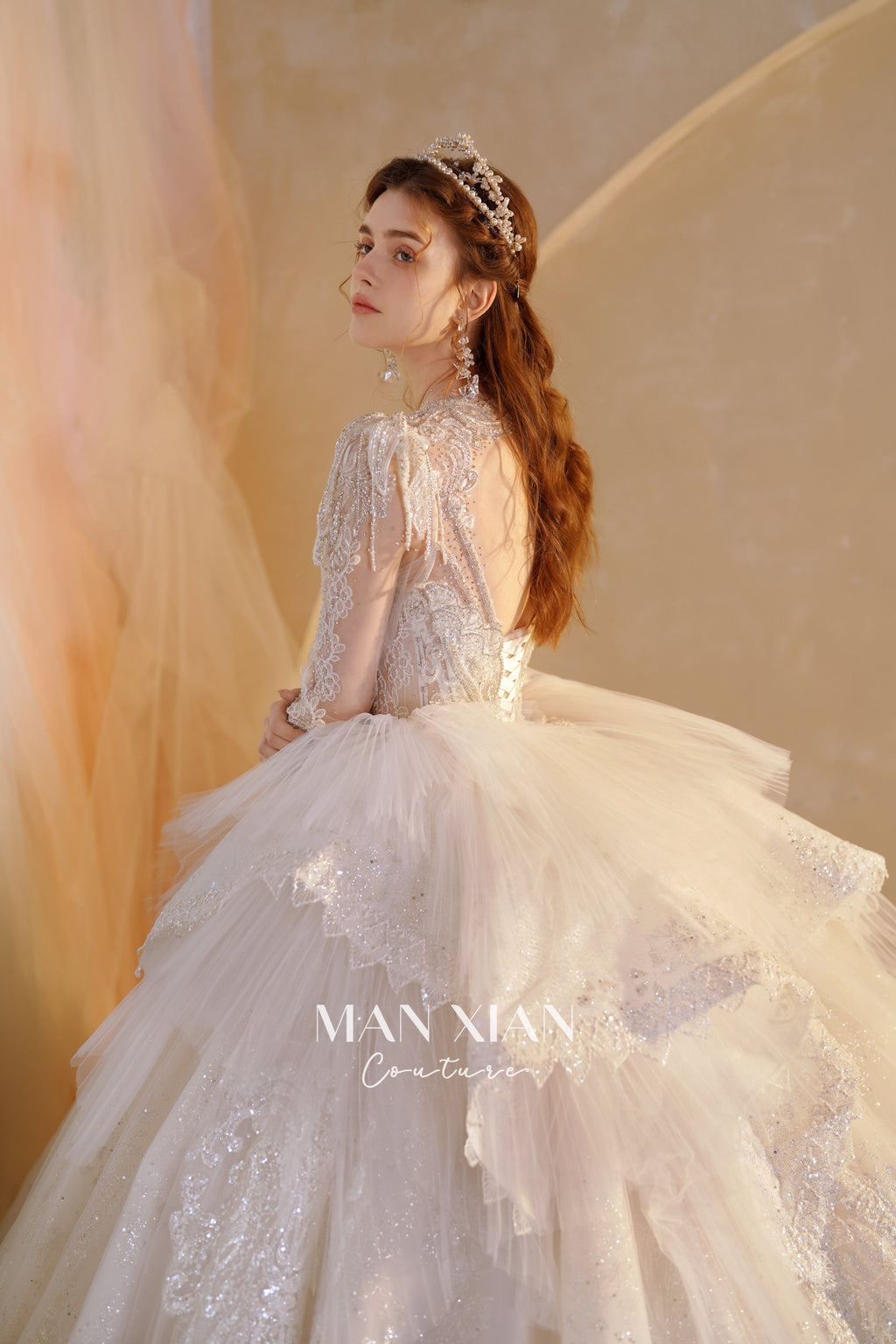 Abito da sposa etereo in tulle cristallino con scollo a V, maniche lunghe e strascico a cattedrale
