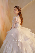 Abito da sposa etereo in tulle cristallino con scollo a V, maniche lunghe e strascico a cattedrale