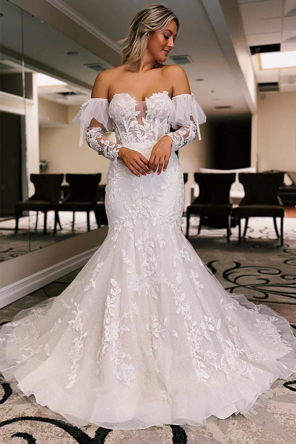 Vestido de novia de corte trompeta con flores color marfil y mangas desmontables