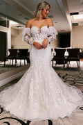 Vestido de novia de corte trompeta con flores color marfil y mangas desmontables