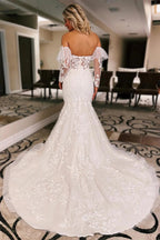 Vestido de novia de corte trompeta con flores color marfil y mangas desmontables