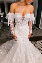 Vestido de novia de corte trompeta con flores color marfil y mangas desmontables