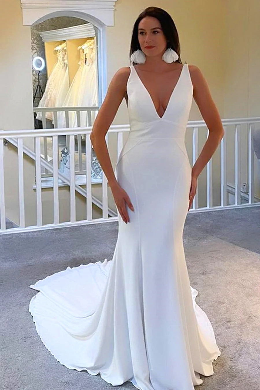 Robe de mariée longue sirène ivoire à décolleté plongeant en V et dos ouvert