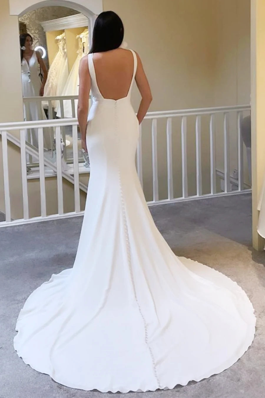 Robe de mariée longue sirène ivoire à décolleté plongeant en V et dos ouvert