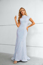 Vestido longo de sereia com gola alta, mangas curtas e padrão de lantejoulas iridescentes em grelha