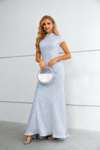 Vestido longo de sereia com gola alta, mangas curtas e padrão de lantejoulas iridescentes em grelha