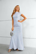 Vestido longo de sereia com gola alta, mangas curtas e padrão de lantejoulas iridescentes em grelha