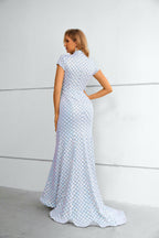 Vestido longo de sereia com gola alta, mangas curtas e padrão de lantejoulas iridescentes em grelha