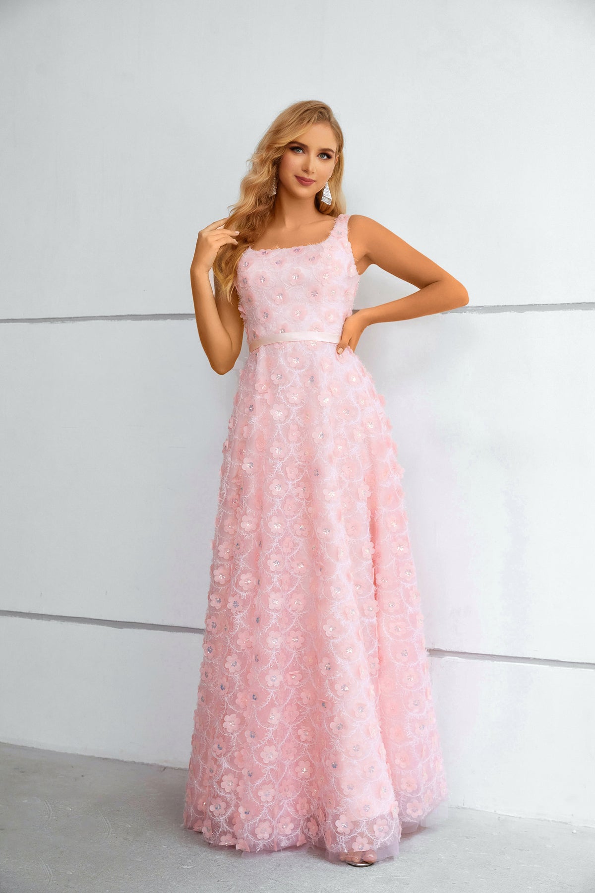Rosa Maxikleid mit quadratischem Ausschnitt, 3D-Blumen-Spitze und Schnürung am Rücken
