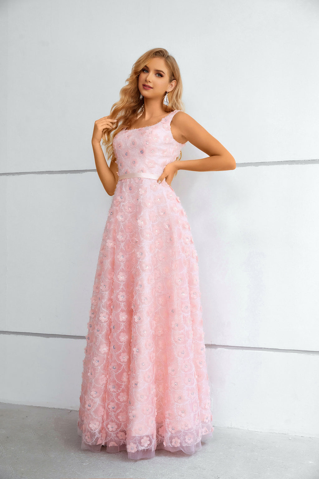 Rosa Maxikleid mit quadratischem Ausschnitt, 3D-Blumen-Spitze und Schnürung am Rücken