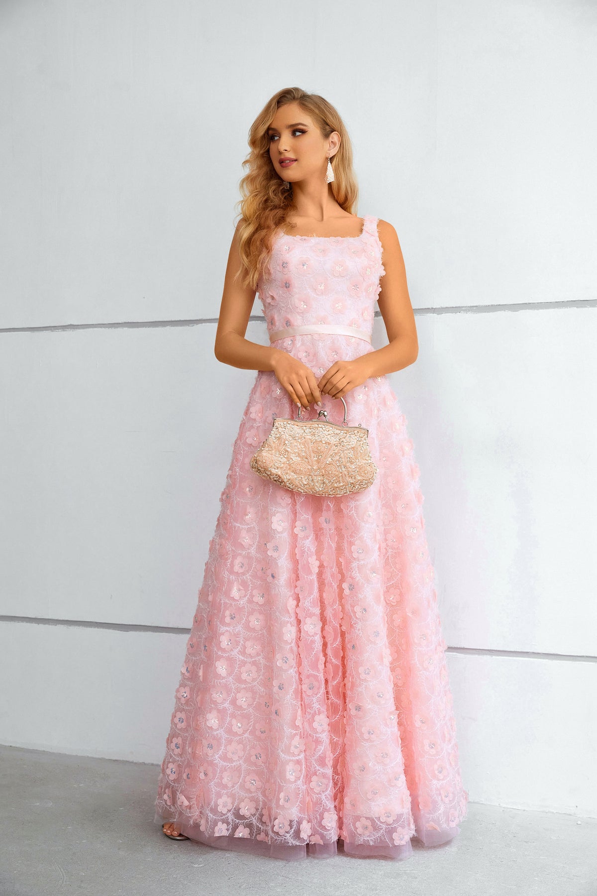 Rosa Maxikleid mit quadratischem Ausschnitt, 3D-Blumen-Spitze und Schnürung am Rücken