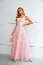 Rosa Maxikleid mit quadratischem Ausschnitt, 3D-Blumen-Spitze und Schnürung am Rücken