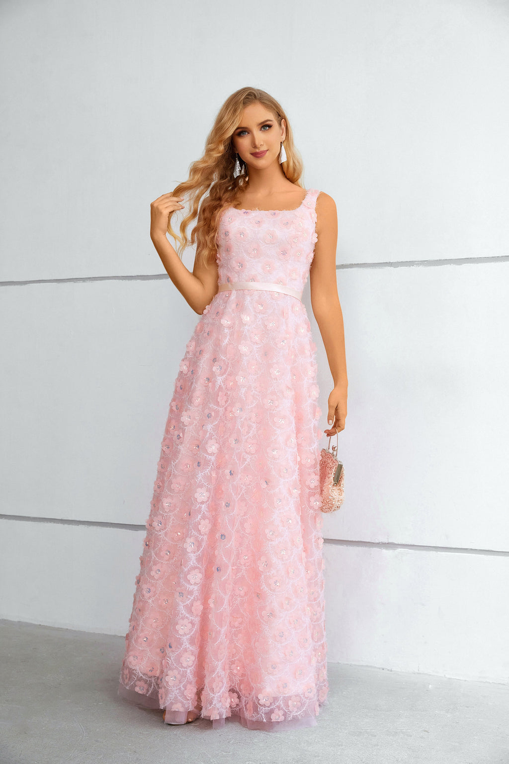 Rosa Maxikleid mit quadratischem Ausschnitt, 3D-Blumen-Spitze und Schnürung am Rücken