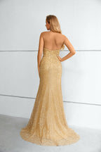 Vestido comprido de sereia com decote halter texturado dourado e cauda