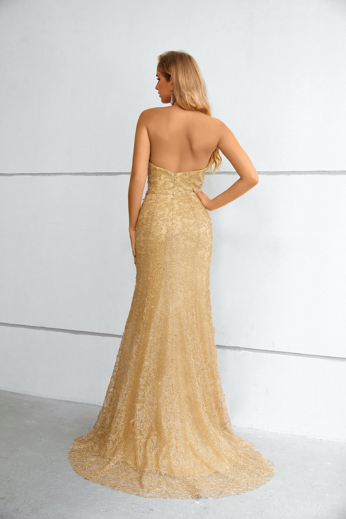 Vestido comprido de sereia com decote halter texturado dourado e cauda