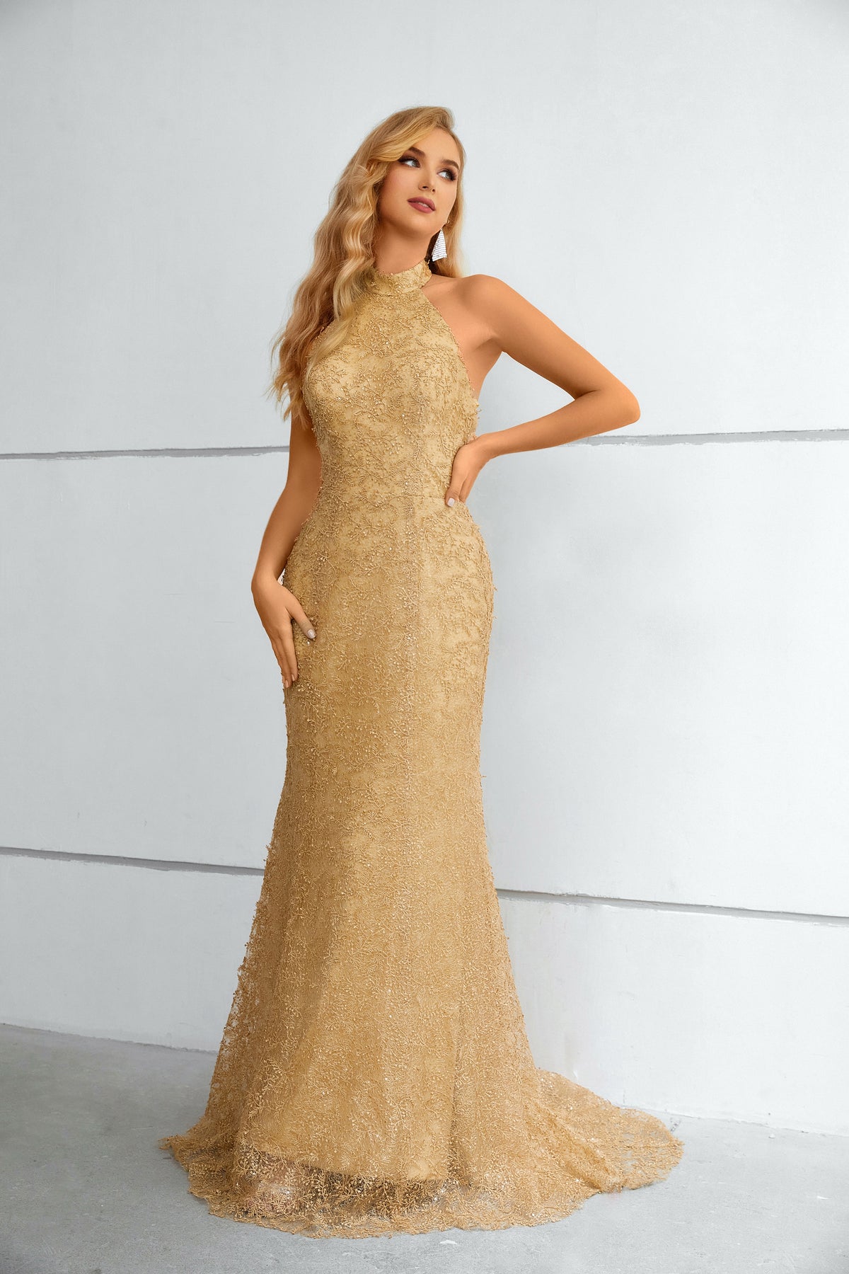 Vestido comprido de sereia com decote halter texturado dourado e cauda