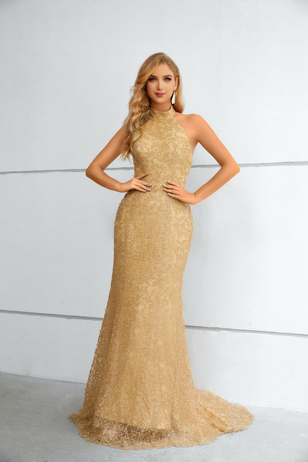 Vestido comprido de sereia com decote halter texturado dourado e cauda