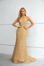 Vestido comprido de sereia com decote halter texturado dourado e cauda