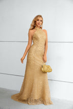 Vestido comprido de sereia com decote halter texturado dourado e cauda