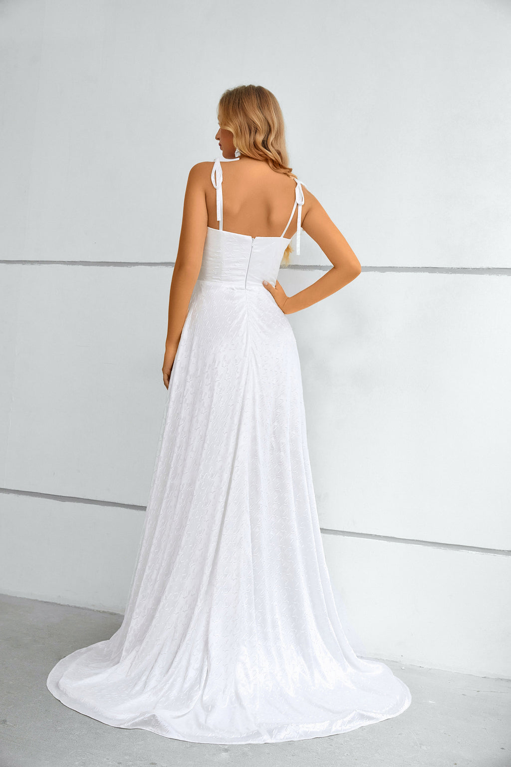 Vestido comprido branco em cetim texturado com decote drapeado, racha alta e alças de amarrar