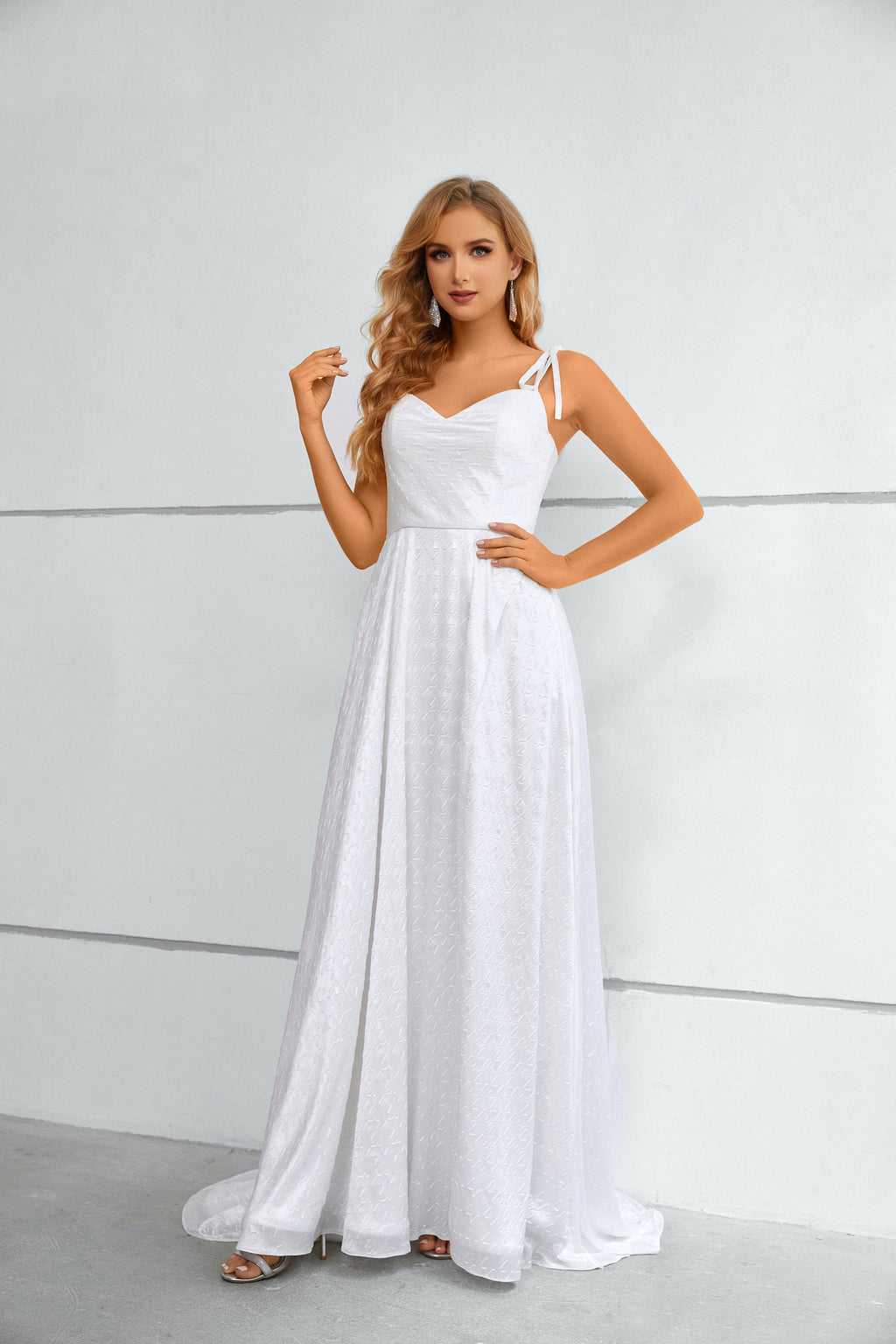 Vestido comprido branco em cetim texturado com decote drapeado, racha alta e alças de amarrar