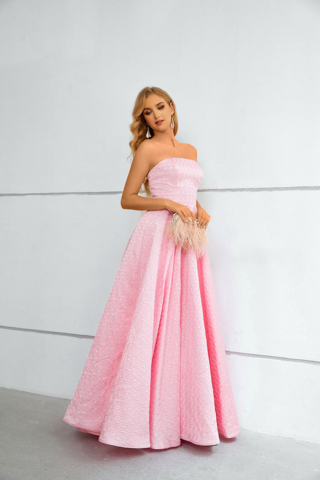 Abito lungo da ballo senza spalline rosa con motivo a chevron e trama
