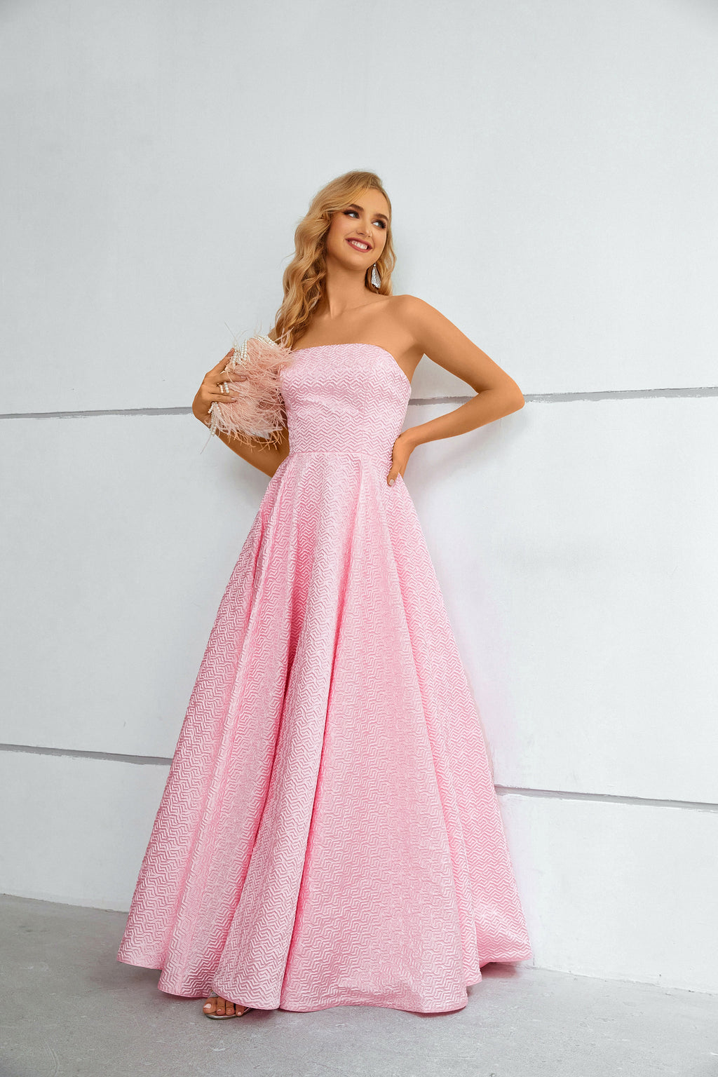 Abito lungo da ballo senza spalline rosa con motivo a chevron e trama
