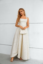 Vestido comprido branco e dourado com padrão floral, decote quadrado texturado e racha alta