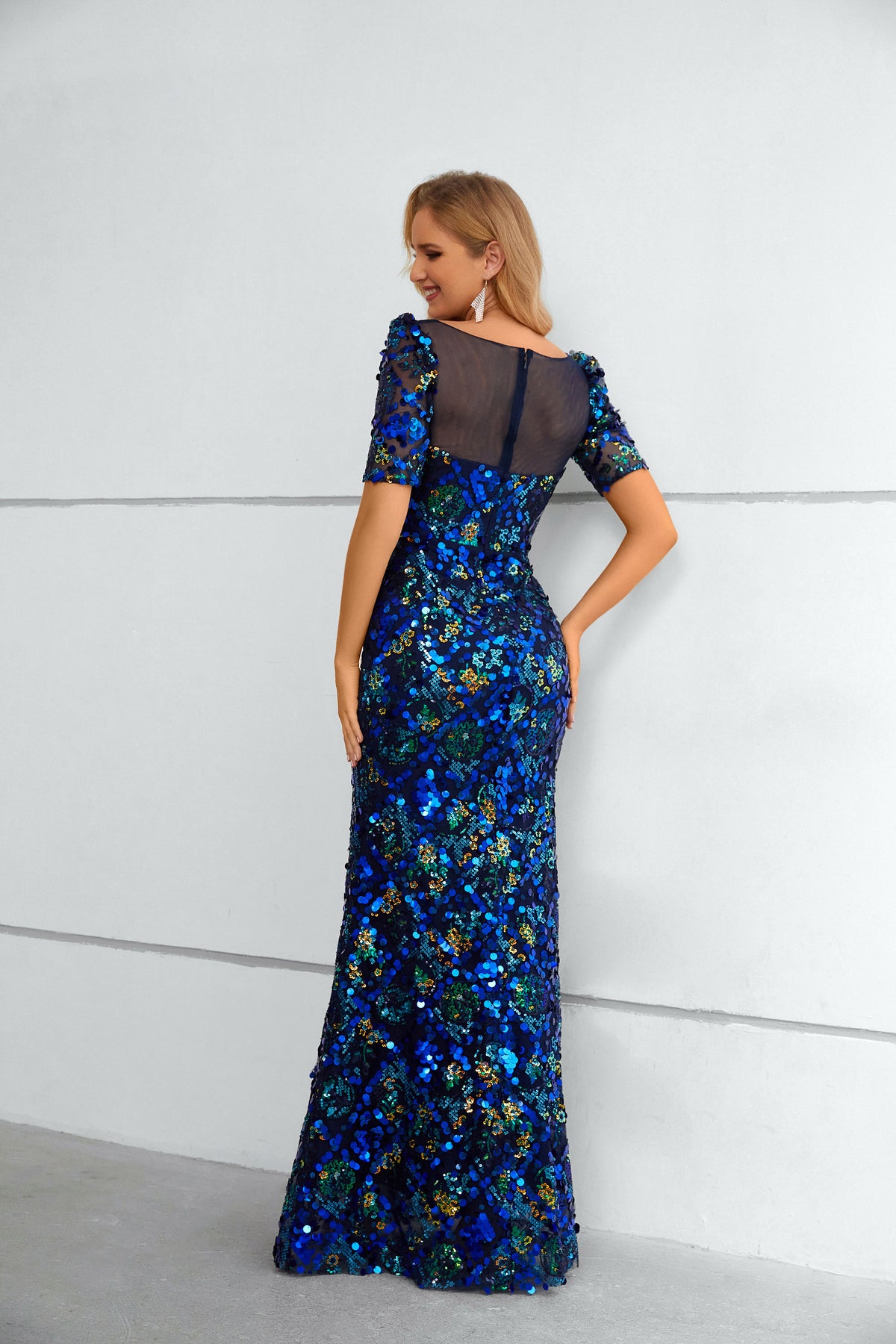 Abito lungo sirena con collo a illusione, decorato con paillettes blu reale, maniche a gomito