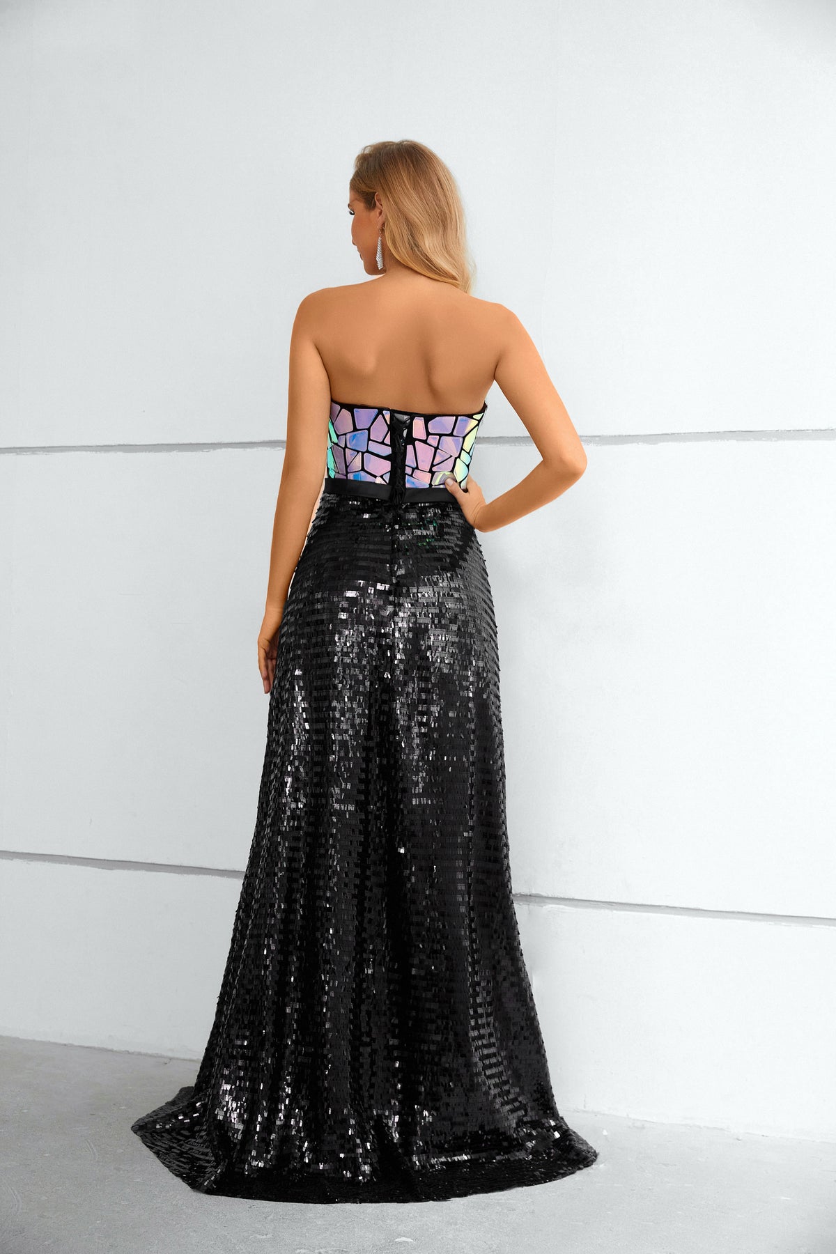 Vestido longo sem alças com mosaico iridescente, saia preta com lantejoulas e cauda