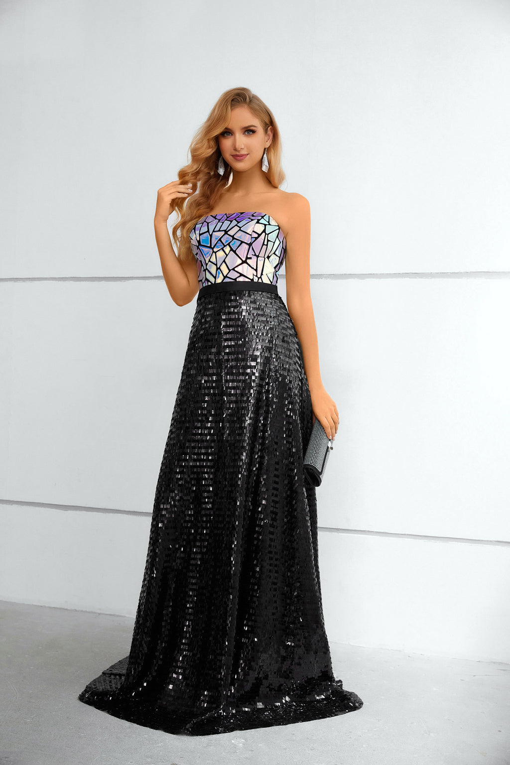 Vestido longo sem alças com mosaico iridescente, saia preta com lantejoulas e cauda