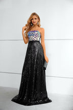 Vestido longo sem alças com mosaico iridescente, saia preta com lantejoulas e cauda
